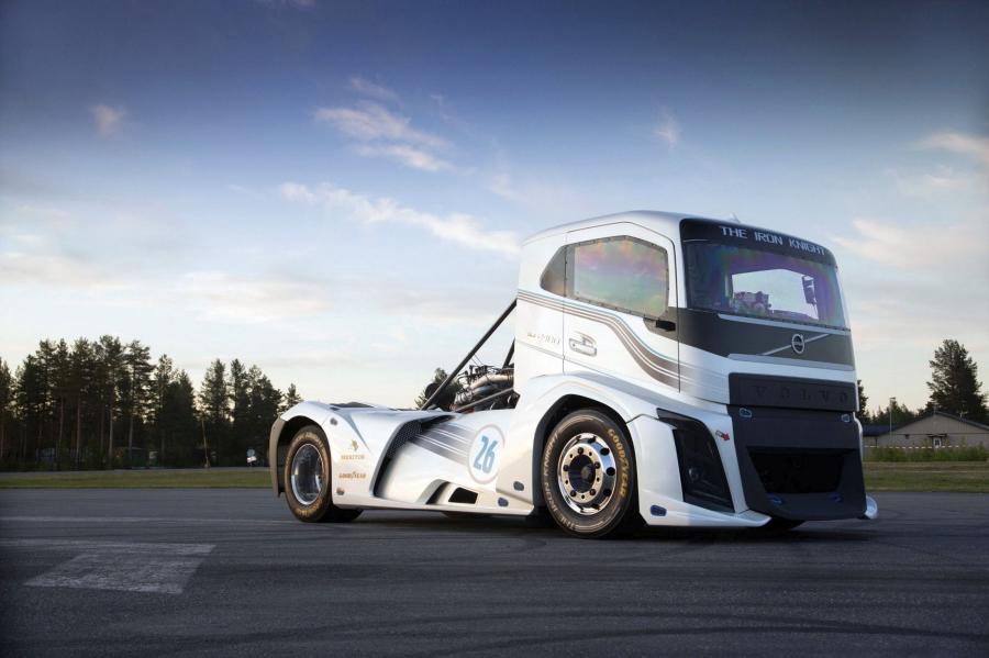  Volvo The Iron Knight 2016 года  (фото 1 из 8)